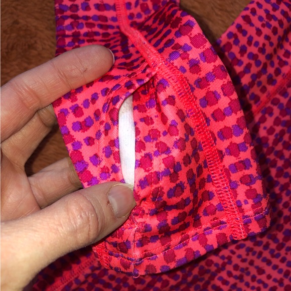 Women’s size medium M Under Armour cold gear, long sleeve tunic. Pink and red. - Picture 6 of 6